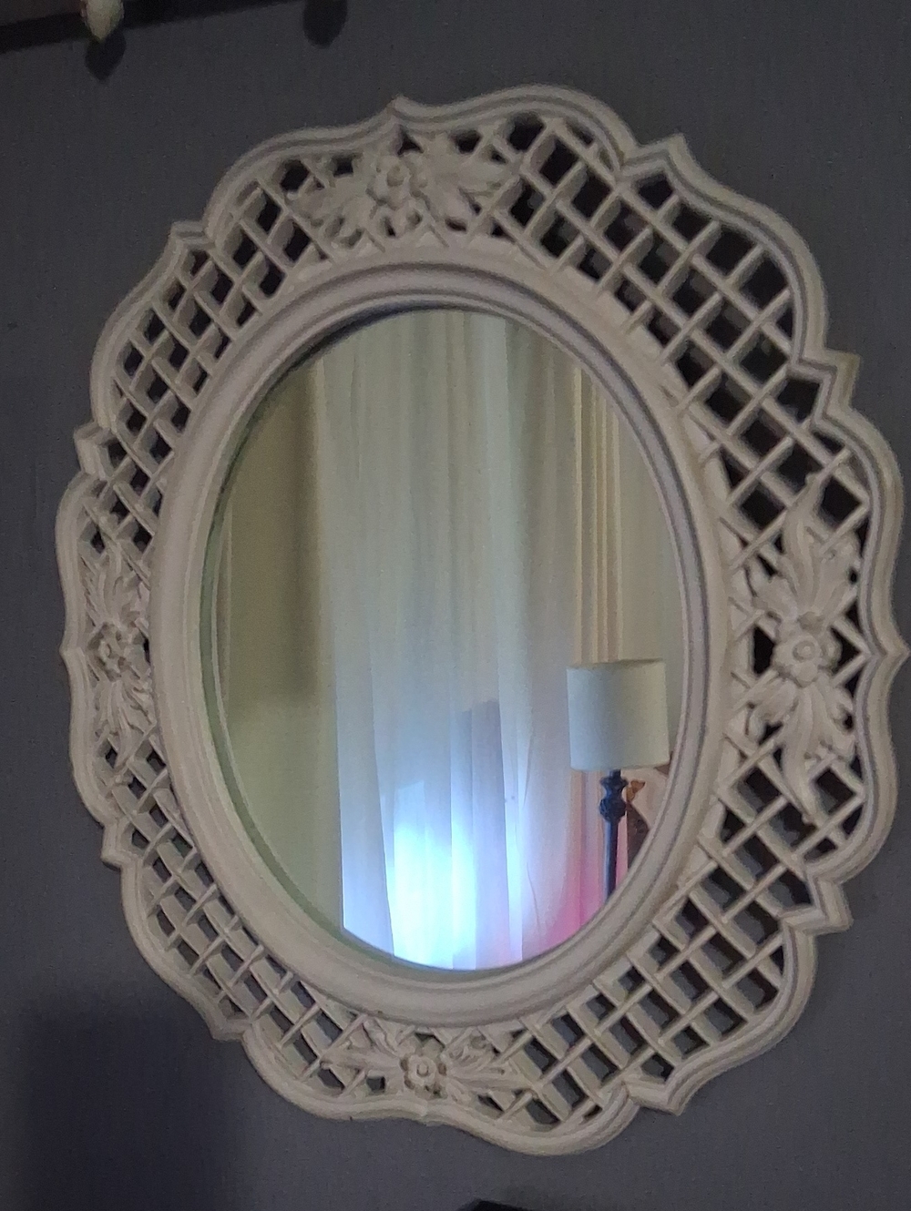 Ornate Oval Wall Mirror in White, 15" x 17"